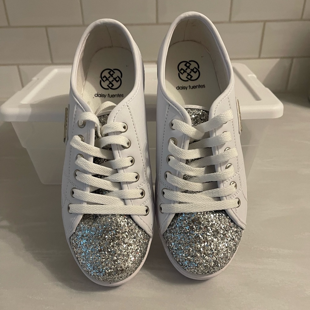 **NEW** Daisy Fuentes Maggie Sneakers White and Silver Glitter Size 7
